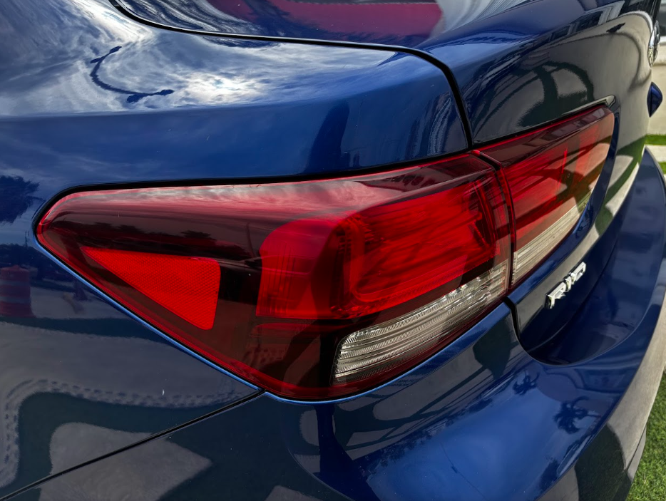KIA Rio Lateral izquierdo 8